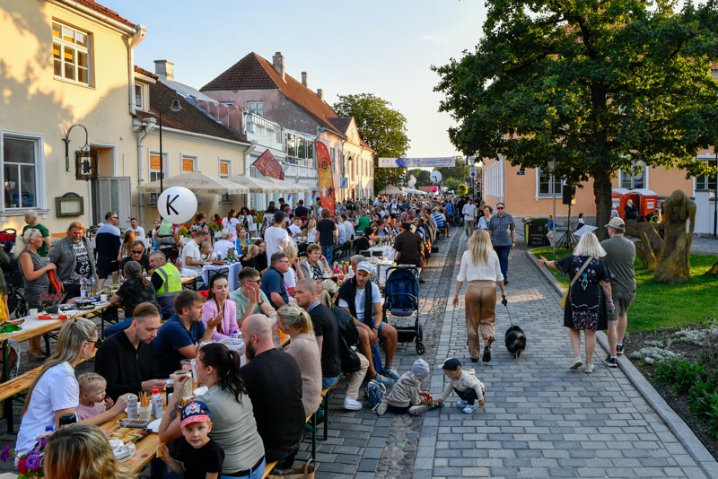 Lange tafels met mensen die buiten samen eten
